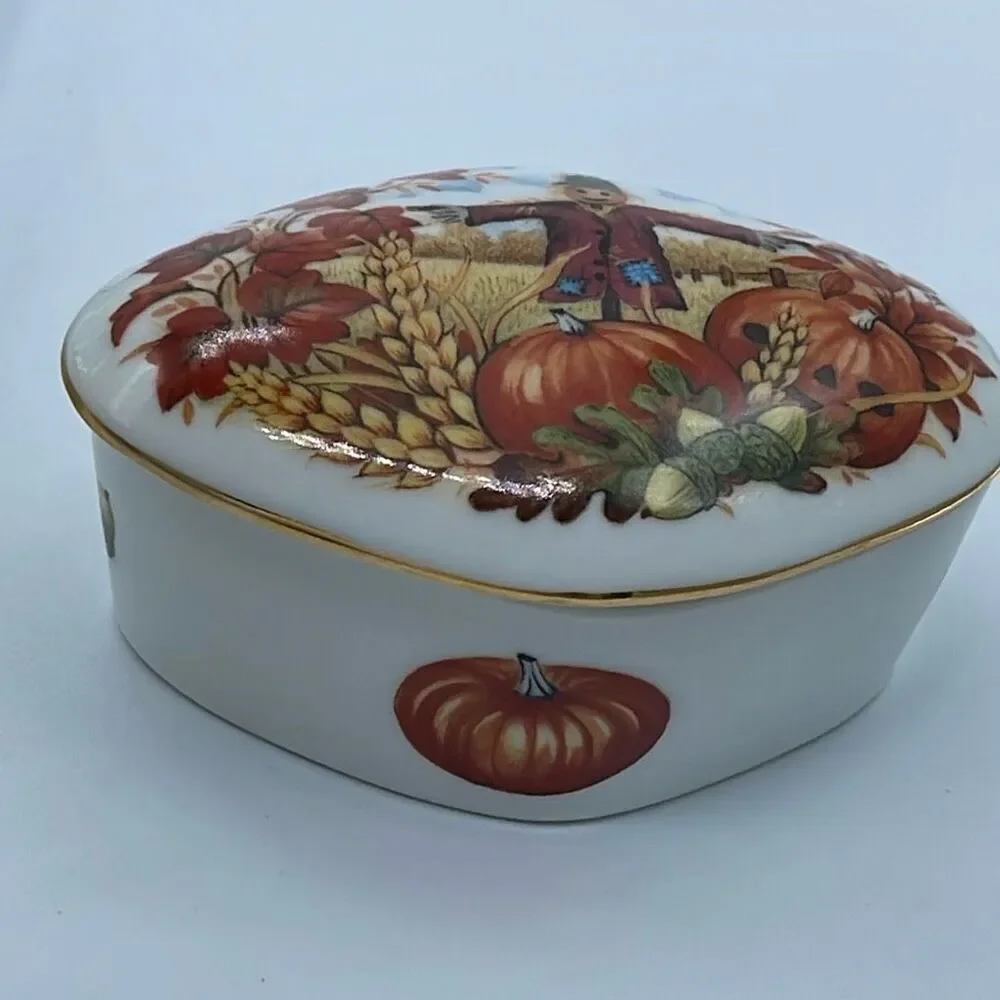 VTG Royal Yarmouth Music trinket box “ Autumn Leaves “ 1986.